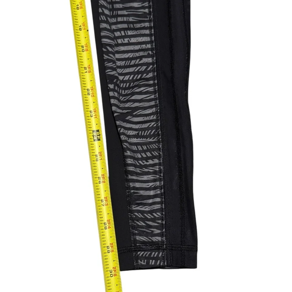 Lululemon Striped‎ Gray Black Zebra Legging Athletic Yoga Pants Women's 26 Waist